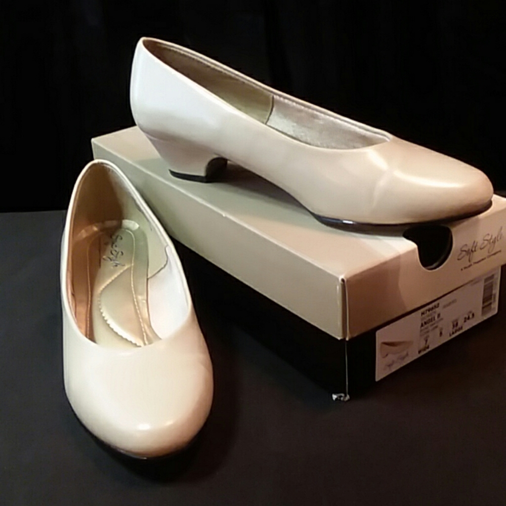 Soft Style by Hush Puppies Company women's pumps